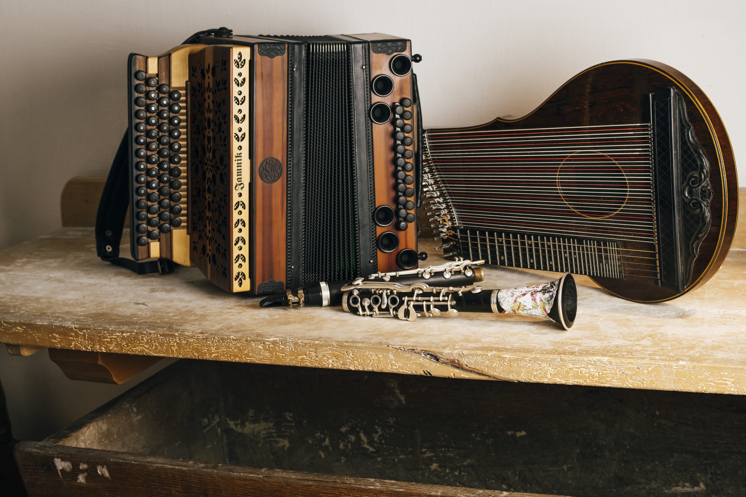 Instrumente von Tschejefem - diatonische Harmonika, Zither und Klarinette