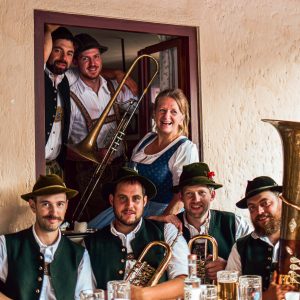 Mooswiesner Tanzlmusi mit Instrumenten im Wimbachschloss